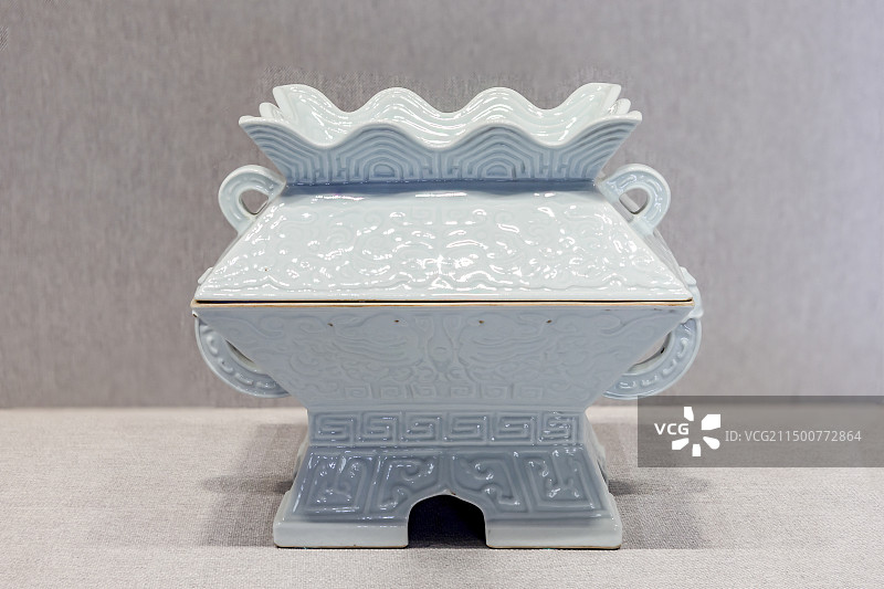 北京故宫武英殿陶瓷馆-白釉仿古特簠-清乾隆-景德镇窑图片素材