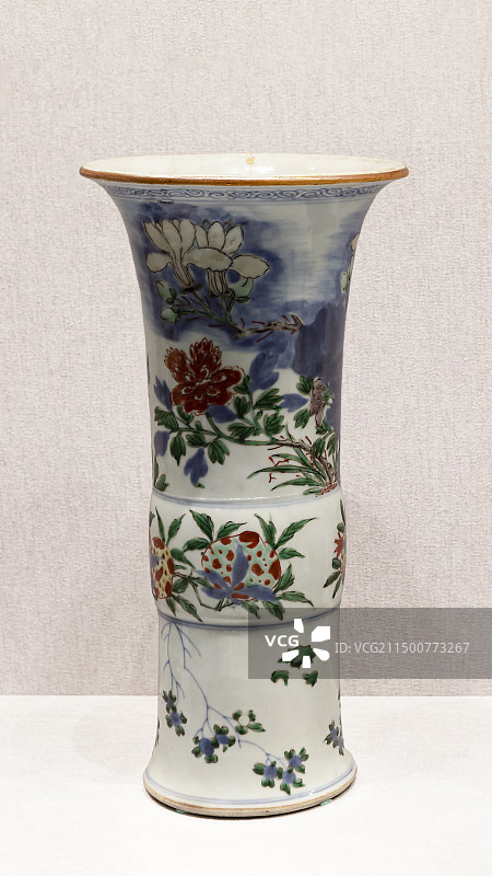 北京故宫陶瓷馆-五彩牡丹玉兰图花觚-清顺治-景德镇窑图片素材