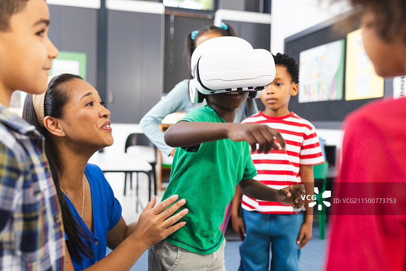 校园里，一群学生在老师的带领下体验虚拟现实图片素材