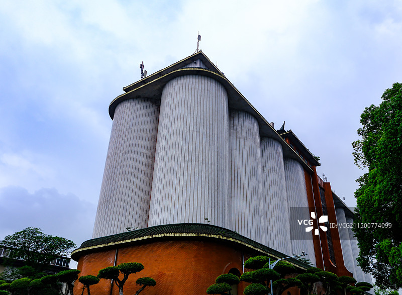 中国四川宜宾五粮液生态园区风光，五粮液大厦建筑，五粮液生产厂房图片素材