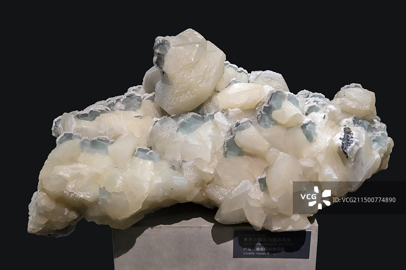 中国地质博物馆-黄色方解石与萤石共生-湖南临武图片素材