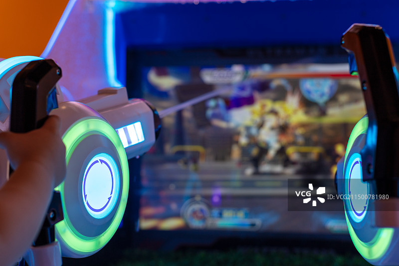 游乐场正在玩的水枪游戏机图片素材