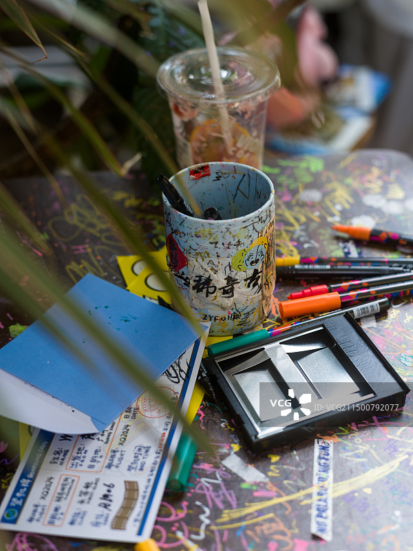 桌子上的彩色铅笔和书的特写镜头图片素材