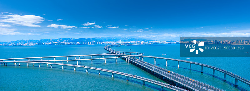 山东省青岛胶州湾大桥，蓝天白云，城市天际线图片素材