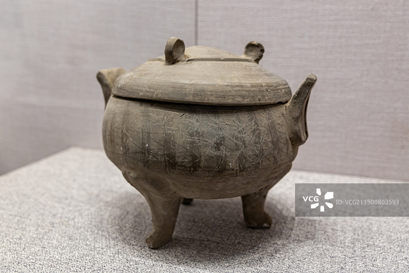 东周带盖陶鼎图片素材