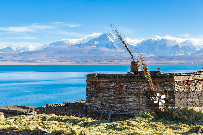 西藏日喀则佩枯错边的恰门巴村，远处岗彭庆峰。图片素材