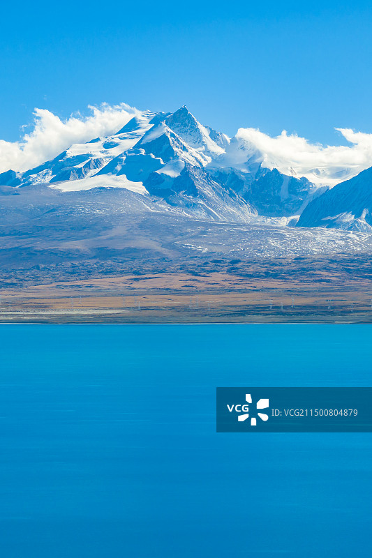 西藏日喀则佩枯错和岗彭庆峰图片素材