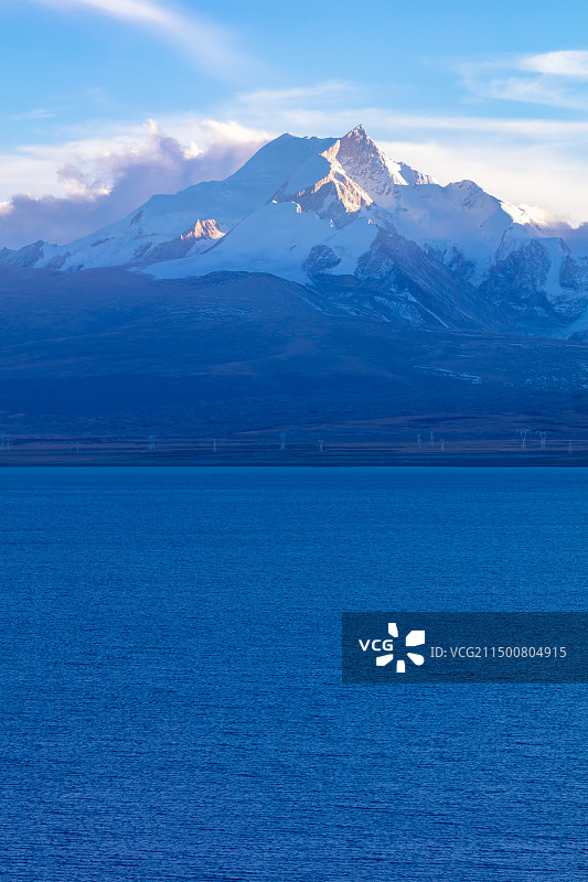 西藏日喀则佩枯错和岗彭庆峰图片素材