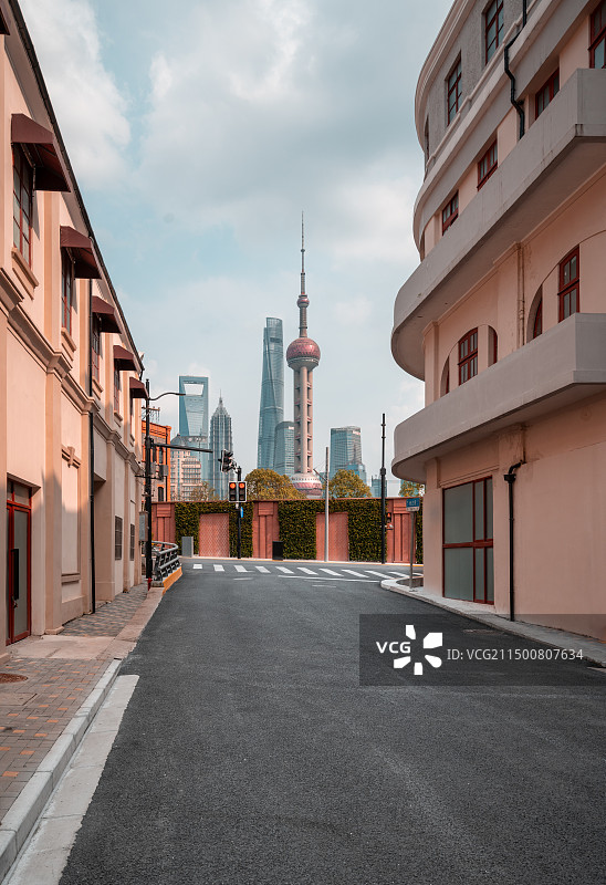 上海城市道路和远方的东方明珠塔图片素材