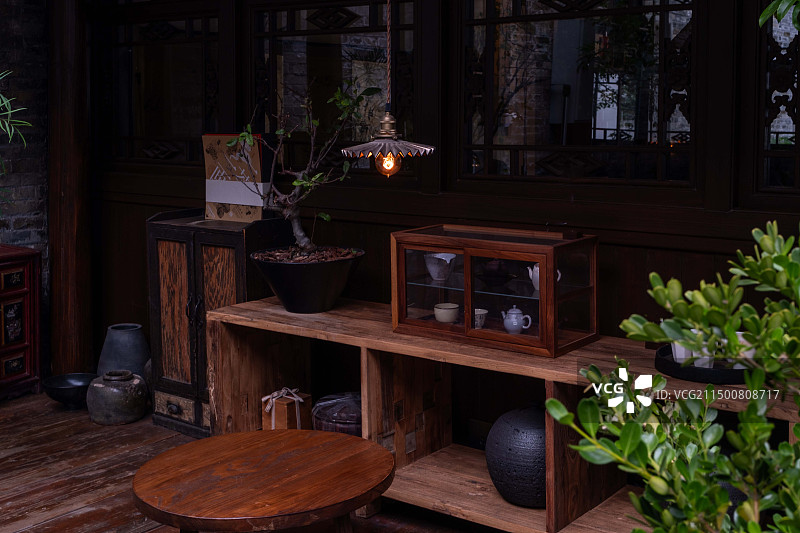 扬州文旅新地标“广陵有盐”文化街区内的中式庭院及休闲茶座图片素材