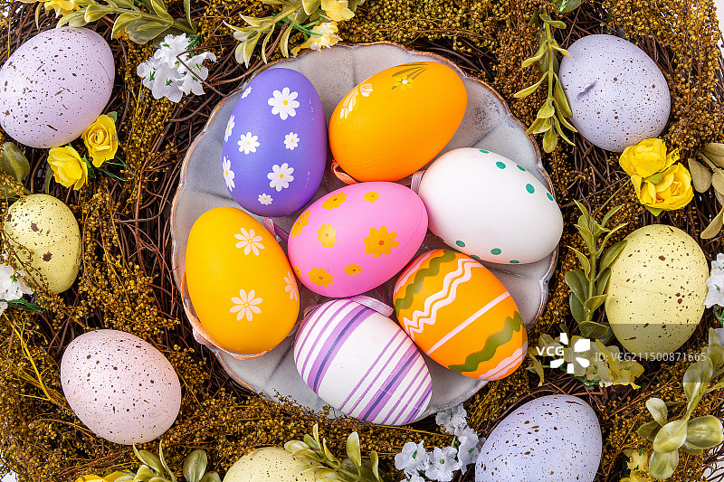 复活节花环和彩蛋特写图片素材