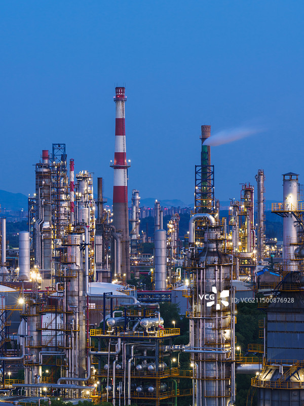 炼油厂化工厂石油工业建筑设备夜景图片素材