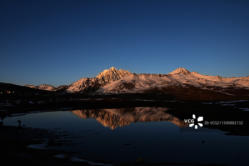 亚拉雪山日照金山图片素材