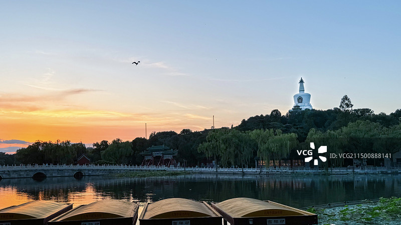 落日余晖望白塔·北海公园图片素材