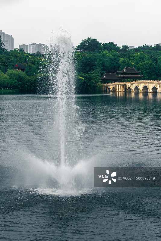 重庆园博园景观-湖中喷泉和远处的桥图片素材