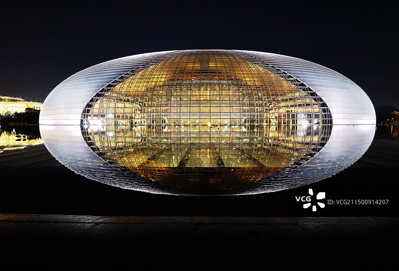 夜幕下的国家大剧院图片素材