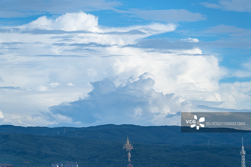 蓝天白云下的西双版纳勐泐大佛寺图片素材