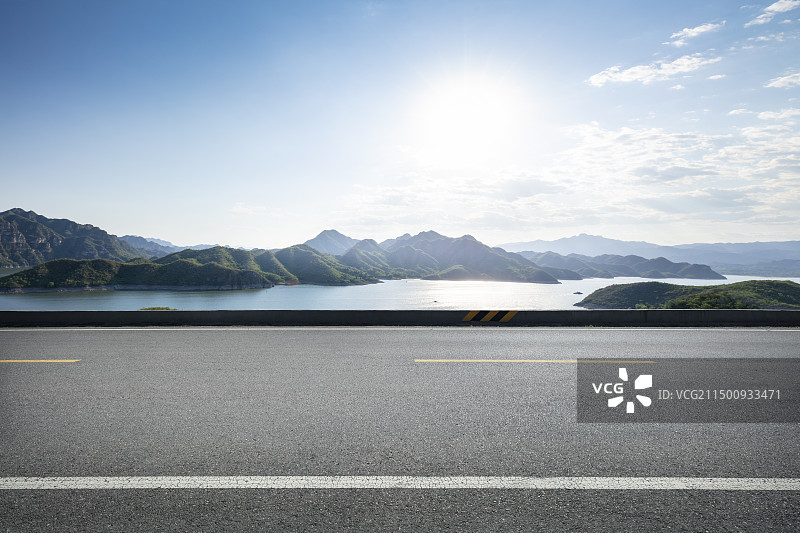 日出时的山路与夏天户外自然风景，汽车广告背景图图片素材