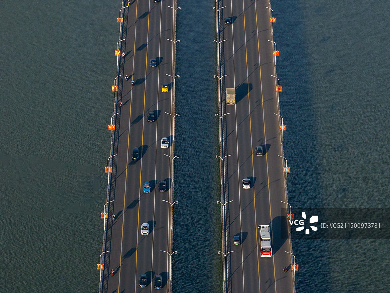 航拍初夏的现代化及最繁华的的扬州西区-京华城商圈公园明月湖大桥桥面风光图片素材