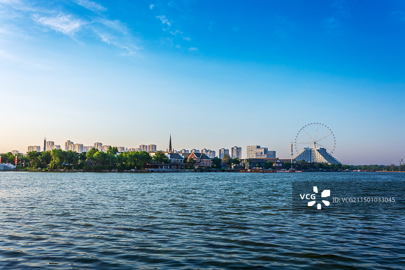 东昌湖畔夏日晨景24.06图片素材