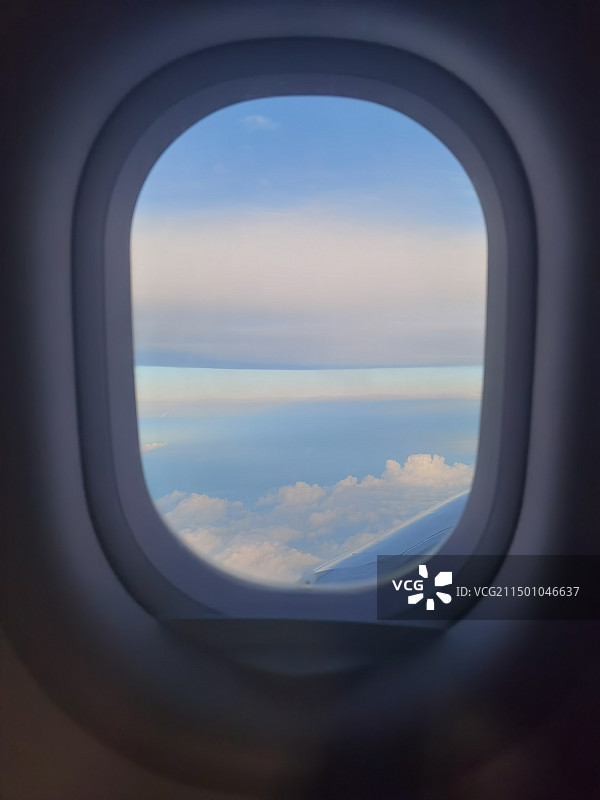 飞机窗外的云泾渭分明图片素材