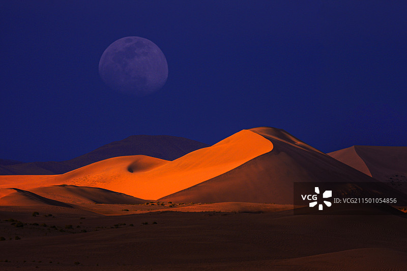 月升~巴丹吉林沙漠日月同辉图片素材