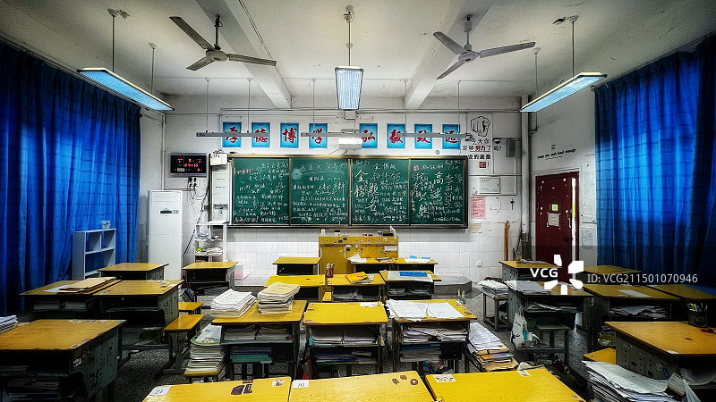 黑板上的集体请假条图片素材