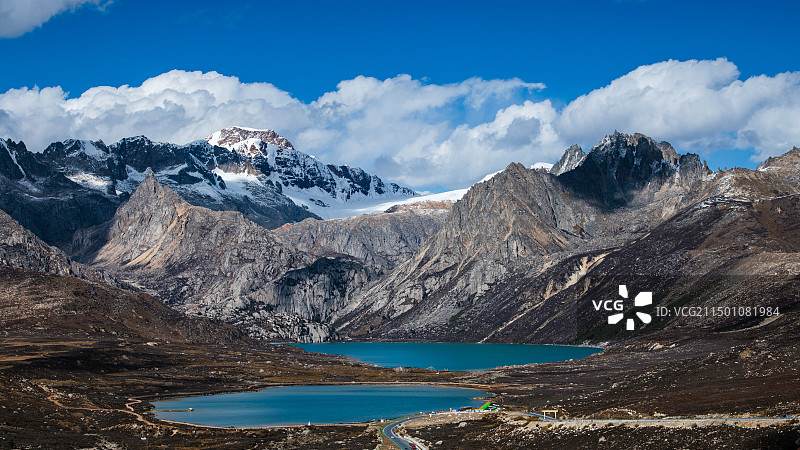 四川甘孜巴塘县-318国道海子山群峰和姊妹湖-夏塞峰图片素材