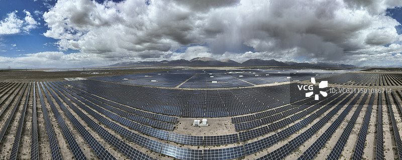 青海柴达木盆地，光伏发电站全景图图片素材