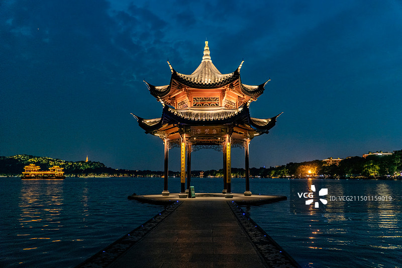 傍晚杭州西湖旁的集贤亭图片素材
