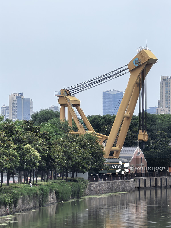 驿站码头吊装大型变压器的起重机图片素材