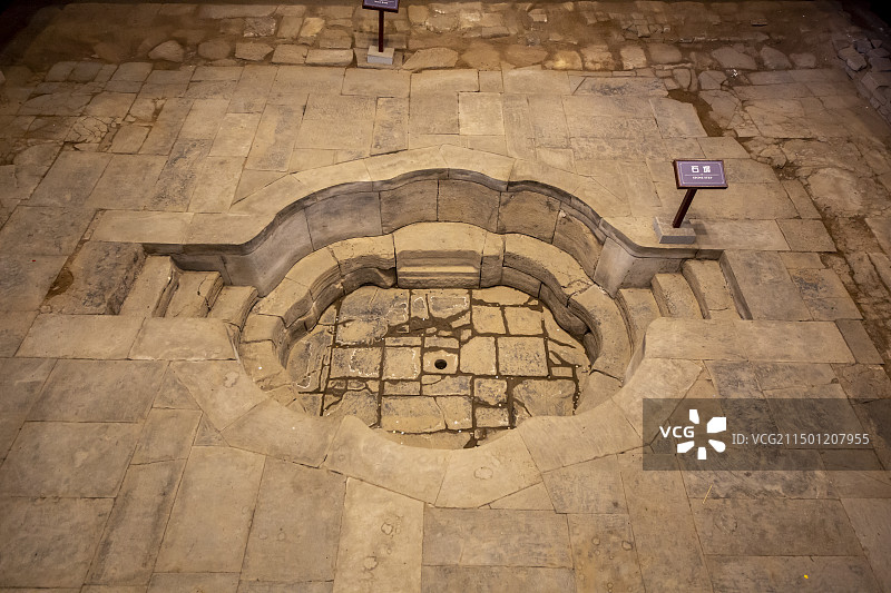 陕西省西安市唐华清宫御汤遗址：海棠汤（因其形状酷似一朵盛开的海棠花而得名，亦称“贵妃池”）图片素材