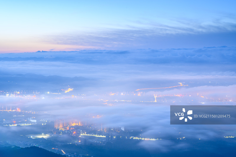 湖北省恩施城市日出云海平流雾图片素材