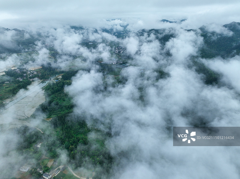 贵州省遵义市凤冈县土溪镇，村庄、河流、梯田、茶园、群山与云雾相映成景图片素材