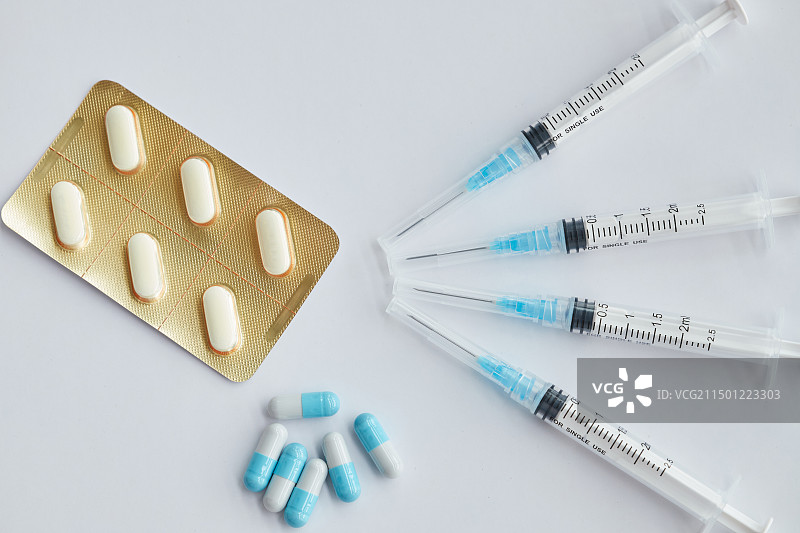 白色背景上的药物和注射器特写镜头图片素材