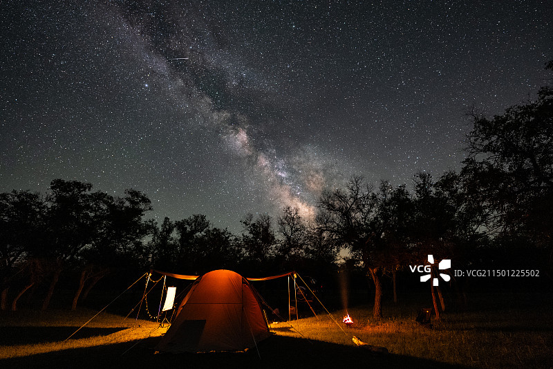 银河下露营图片素材