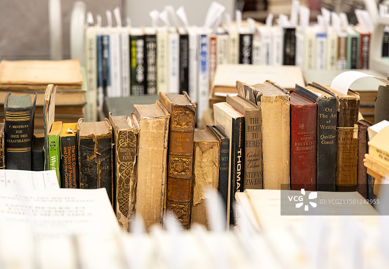 北京大学图书馆正在等待整理编目的古旧外文书图片素材