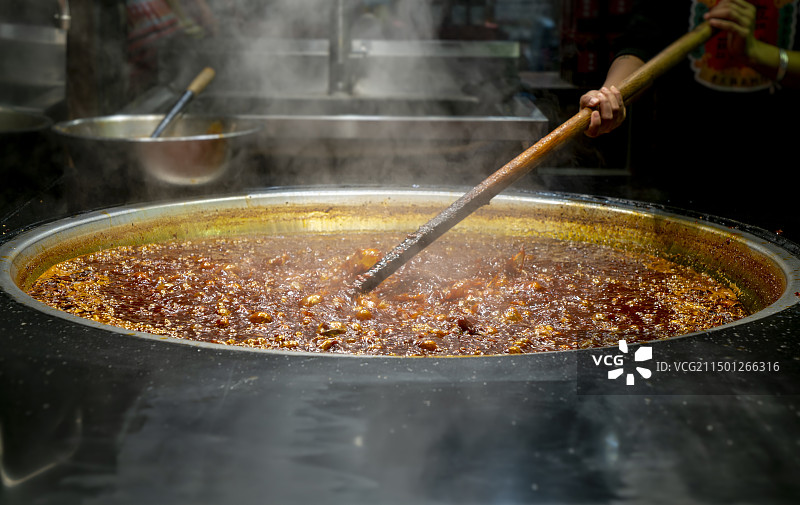 麻辣火锅底料熬制图片素材