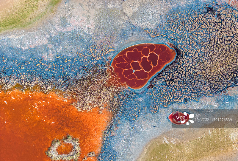 五彩斑斓的乌兰湖图片素材