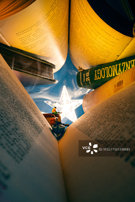 遨游在书海，在诺大的书籍中，明亮的星星指引方向，努力奋斗，终登顶摘星图片素材