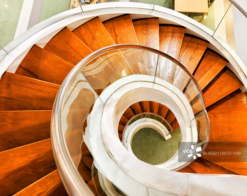 高视角下的旋转楼梯图片素材