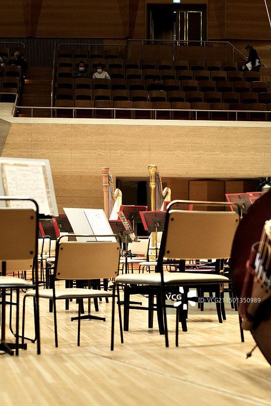 日本东京三得利音乐厅舞台上的竖琴乐谱与座位图片素材