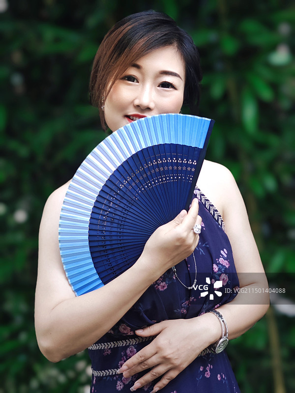 拿扇子的美女图片素材