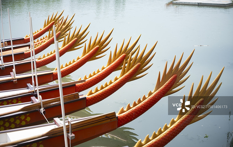 龙舟赛，龙船在水边，龙尾，木雕图片素材