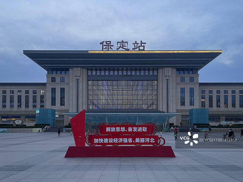2024年6月9日，保定火车站广场外部。图片素材