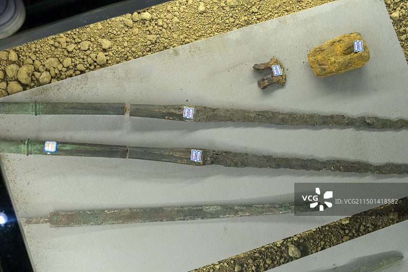 铁钁、铁锸（生产用具） 铁铍（兵器） 西汉齐王墓五号陪葬坑出土 山东淄博市博物馆图片素材