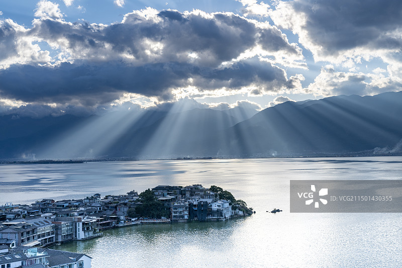 云南省大理白族自治州洱海双廊古镇丁达尔光影图片素材