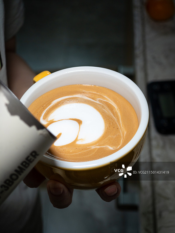 咖啡师在做咖啡拉花图片素材