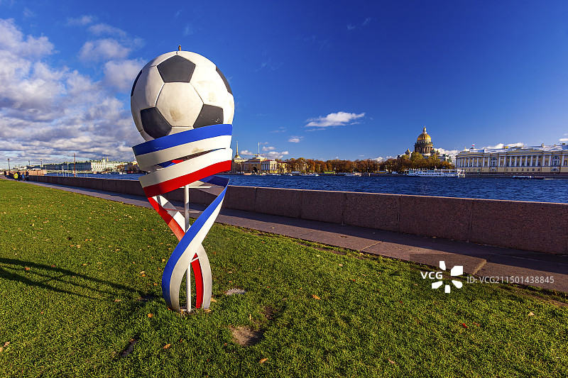 圣彼得堡涅瓦河畔的世界杯足球雕塑图片素材