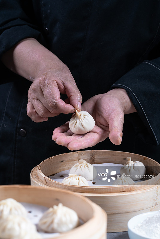 制作美味的灌汤小笼包图片素材